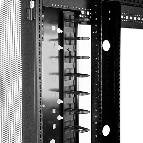 Foto met het kabelpaneel geïnstalleerd in een rack met de gereedschapsloze montagemethode