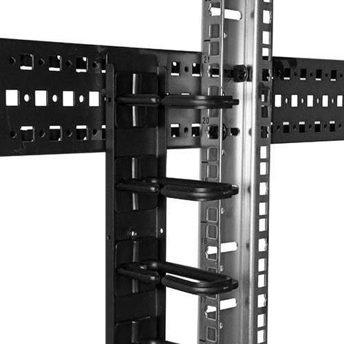 Foto met het kabelpaneel geïnstalleerd in een rack met de horizontale montagerailmethode