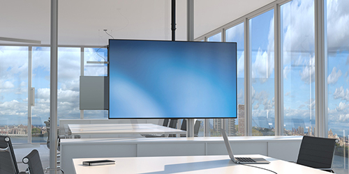 El soporte de TV para techo, modelo FPCEILPTBSP, con un monitor en una sala de juntas