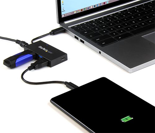 Hub del tama?o de la palma de la mano conectandose a un Chromebook utilizando un conector USB&#45C