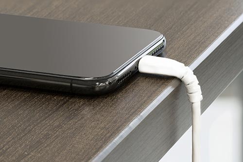 Carga de iPhone mediante cable USB a Lightning