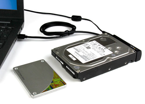 • Een externe solid-state drive aangesloten op een laptop via de USB 3.1 naar SATA adapter 