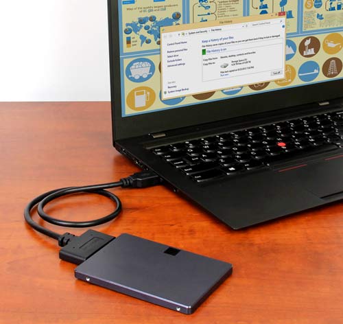 Este adaptador estilo cable (USB312SAT3CB) conecta su computador de escritorio o notebook directamente con una unidad DD o SSD de 2,5" para un rápido acceso a través de USB 3.1 Gen 2