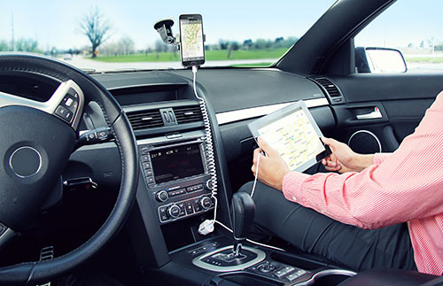 Laden eines Samsung-Telefons in einer Fahrzeugladehalterung bei gleichzeitigem Laden des iPads eines Mitfahrers