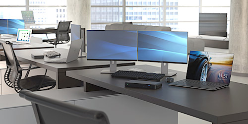 Een laptop aangesloten op twee schermen, een toetsenbord en een muis met de MST30C2DPPD
